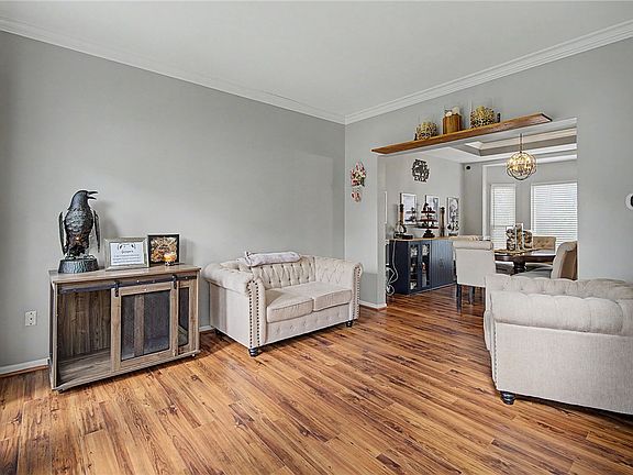 5th image of 215 Beckley Farm Way