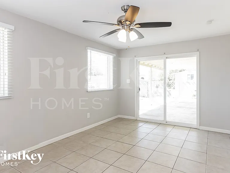 1233 W 16th St — Photo 5