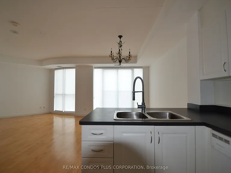 18 Beverley St #801 — Photo 7