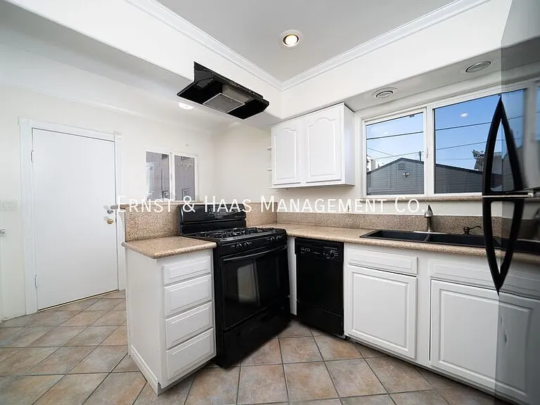 1635 E Erie St — Photo 6