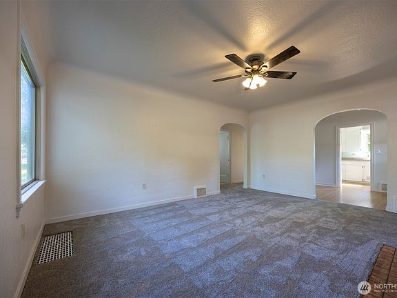 4th image of 1030 N Clinton Street