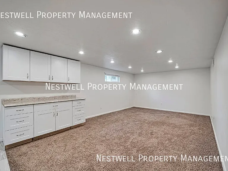 1335 E Maplewood Dr — Photo 4