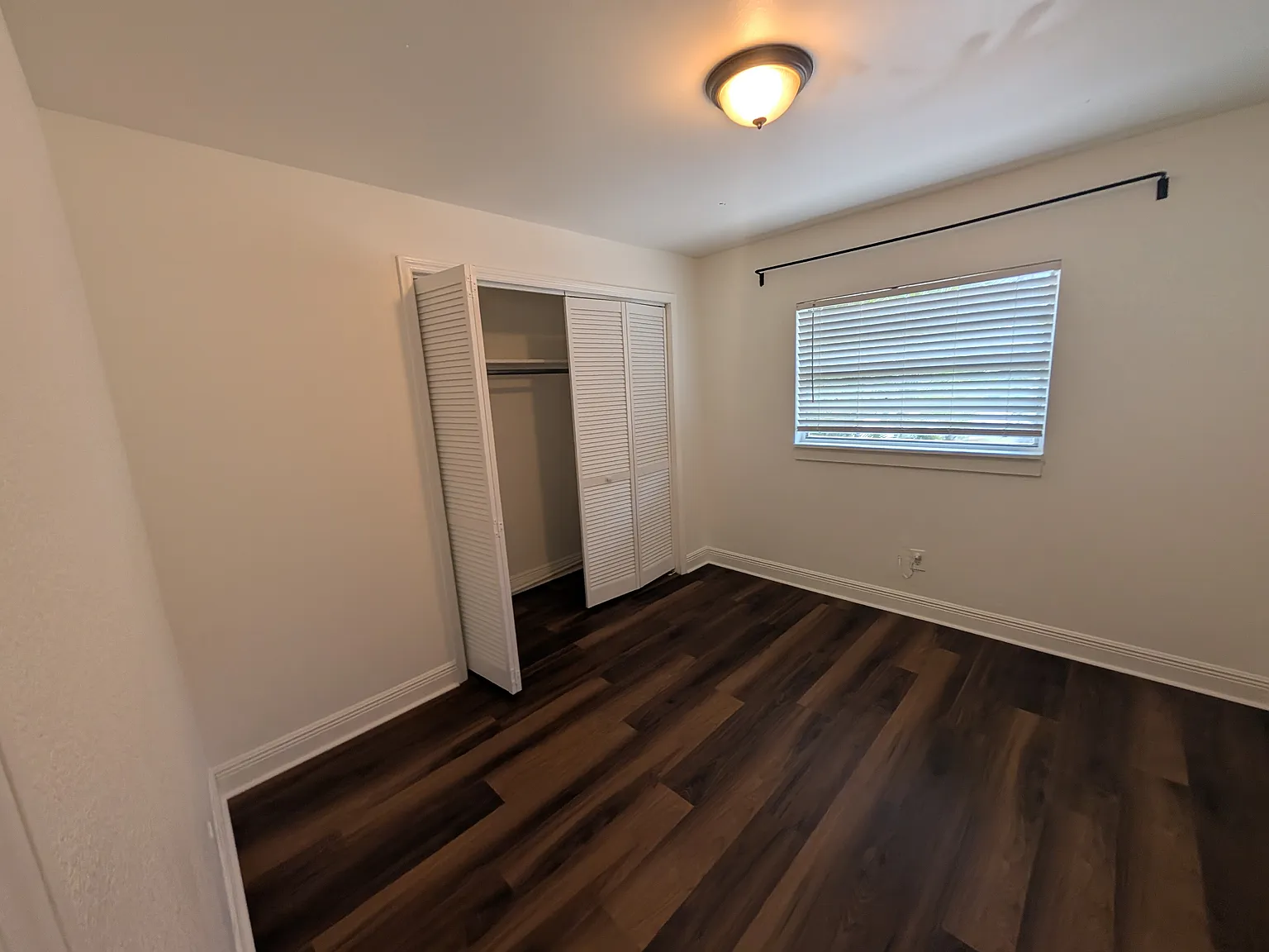 3 bed, 1.0 bath, 1050 sqft, $1,895 — Photo 2