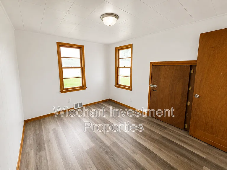 136 E Edwards St — Photo 10