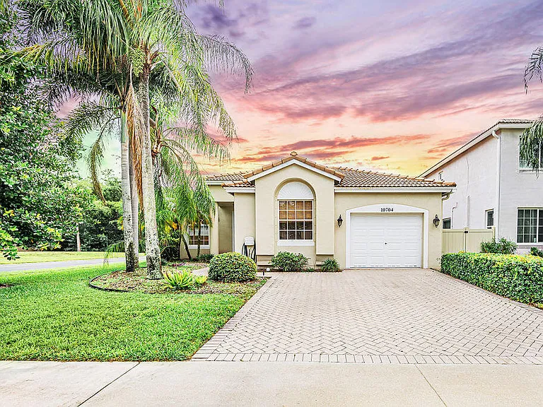 10704 Oak Bend Way #10704 — Photo 1