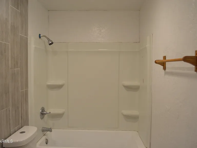711 E 4th St #709 — Photo 11