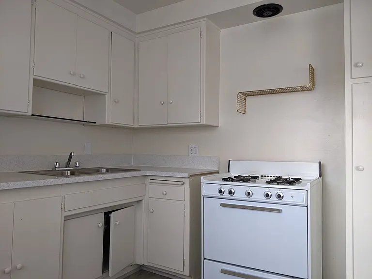 244 N Oakland Ave — Photo 8