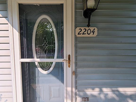 2nd image of 2204 N Oak Ln