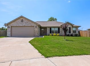 924 S Parrot Ln, Siloam Springs, AR 72761