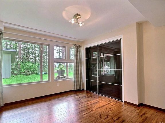 3rd image of 909 208th Ave NE