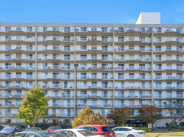 1077 River Road image 3 of 33