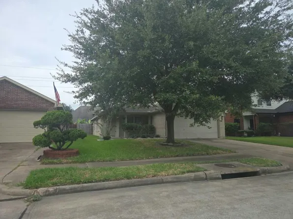 8215 Sugar Cane Dr, Baytown, TX 77523
