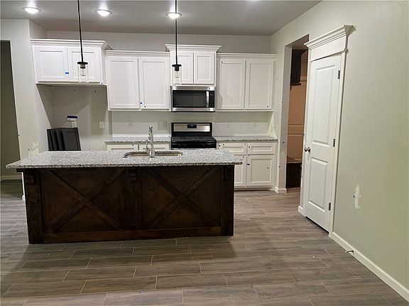 2nd image of 2405 Creekview Dr