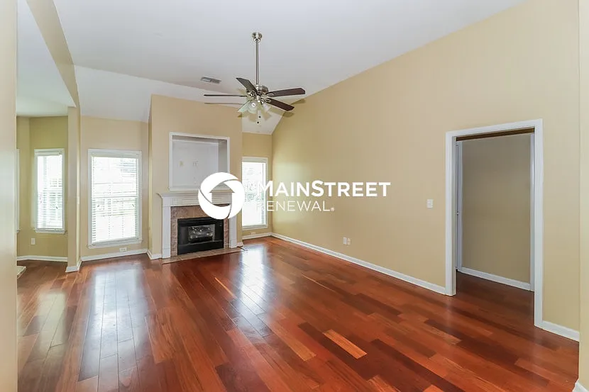 8423 Shady Elm Dr — Photo 3