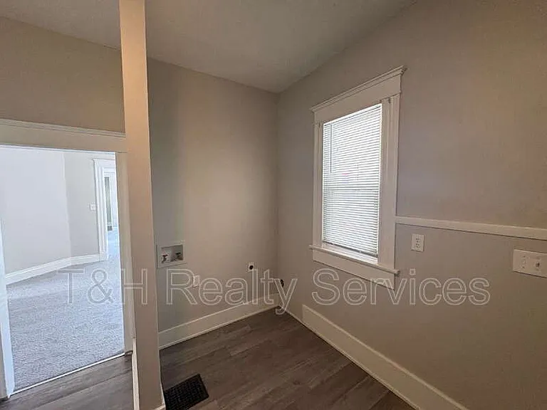 413 W Franklin St — Photo 5
