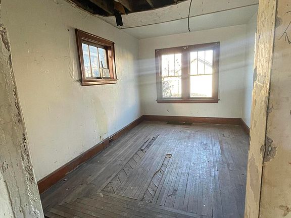 4th image of 1624 Woodburn Ave