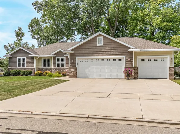 1790 Garnet Ct, Menasha, WI 54952