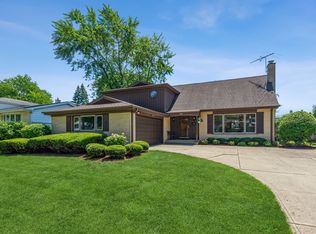 2319 E Lillian Ln, Arlington Heights, IL 60004