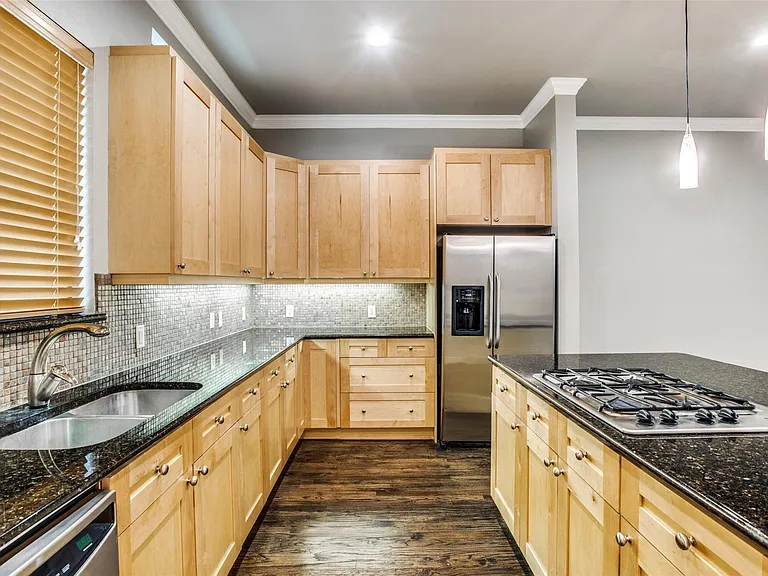 2411 N Hall St #20 — Photo 6