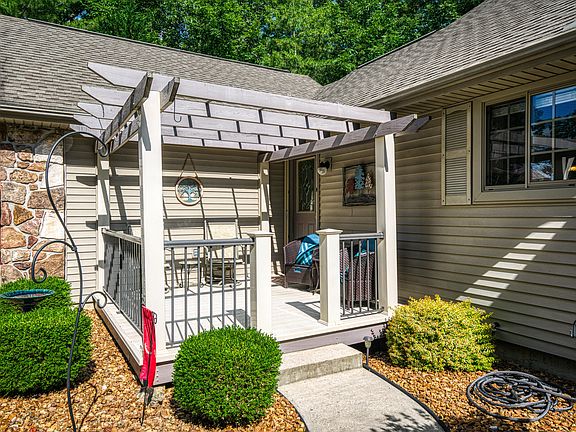 4th image of 131 Sugarbush Cir