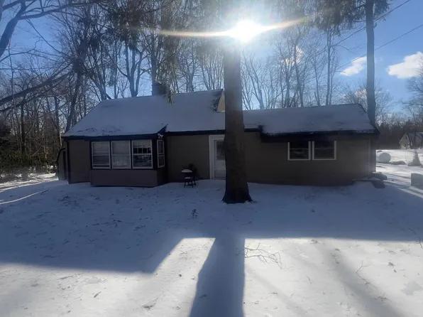 460 Stillwater Dr, Pocono Summit, PA 18346