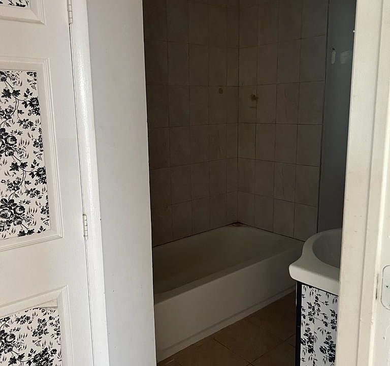 2nd image of 563 Hunterdon St Floor 2