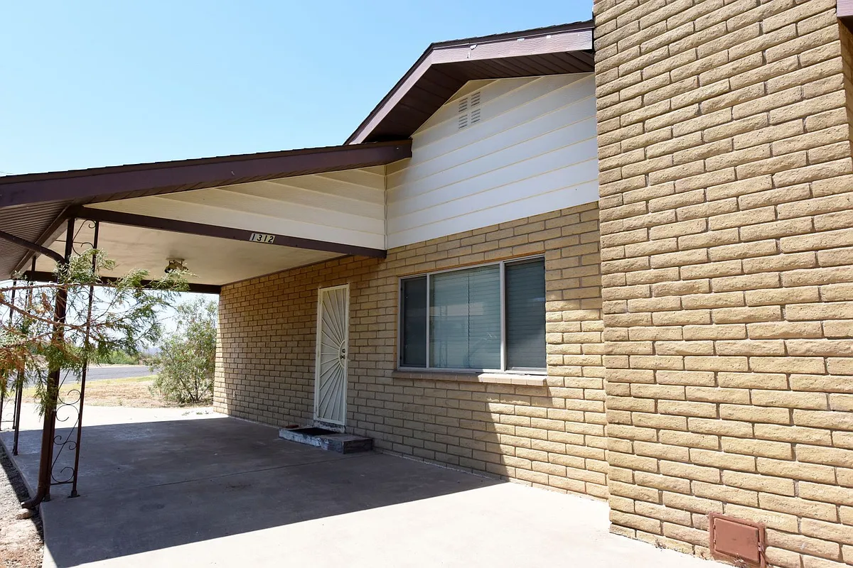 Building Photo - 1312 E Crestwood Dr
