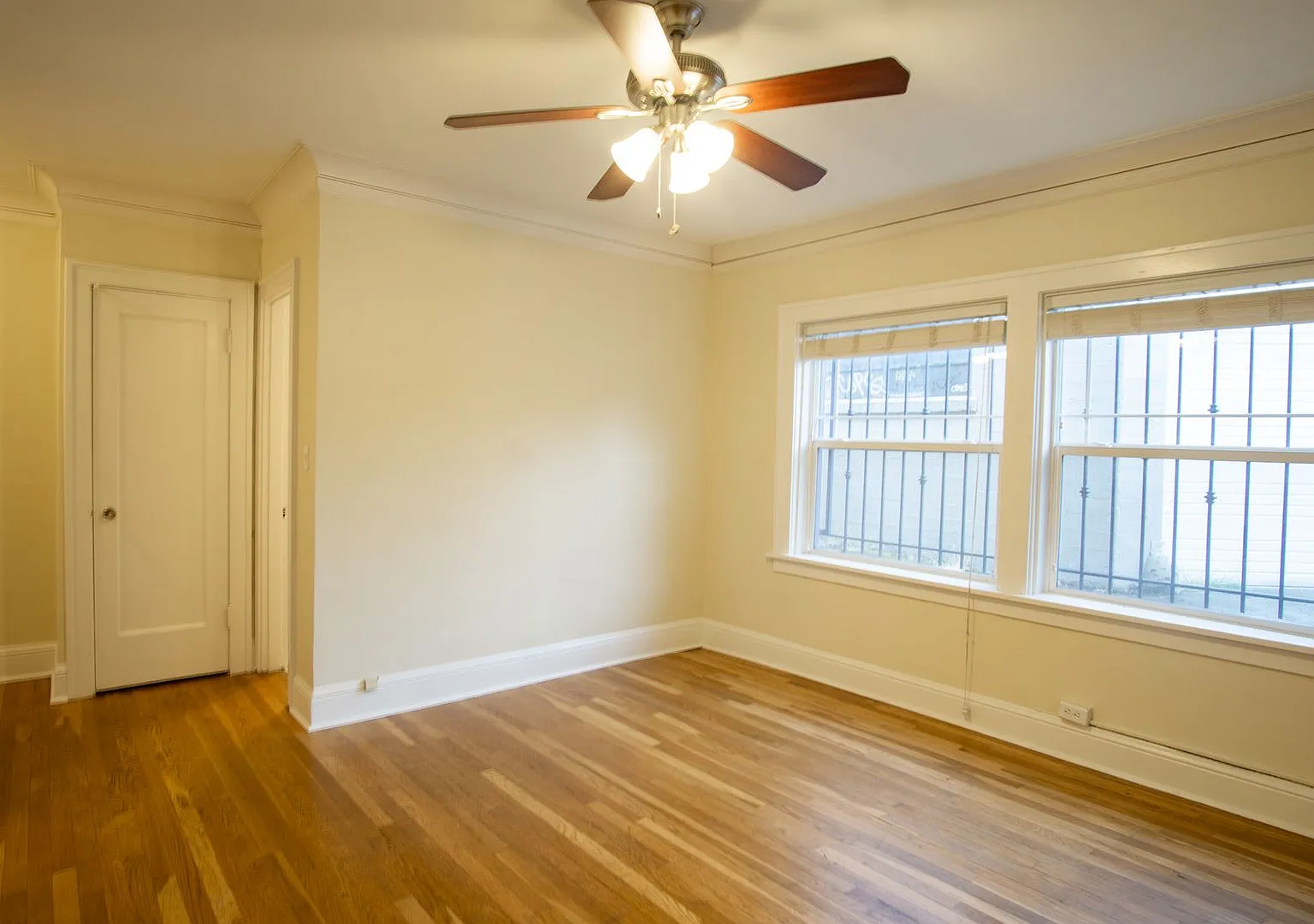Gorgeous Close-in NE Studio: Original Woodwork, H/W Flrs, Dining Nook! — Photo 3