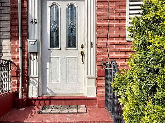 2nd image of 49 E 33rd St