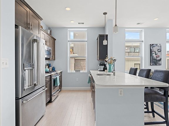 3rd image of 170 W Broadway #400