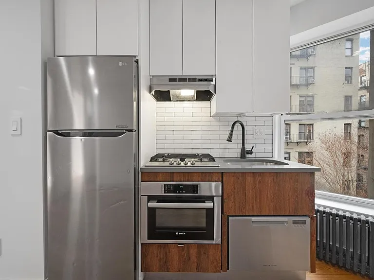 629 E 5th St #21 — Photo 3