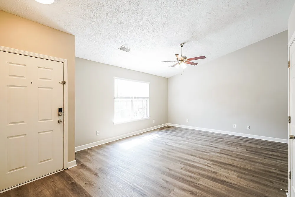 3 bed, 2.0 bath, 1301 sqft, $2,280 — Photo 4