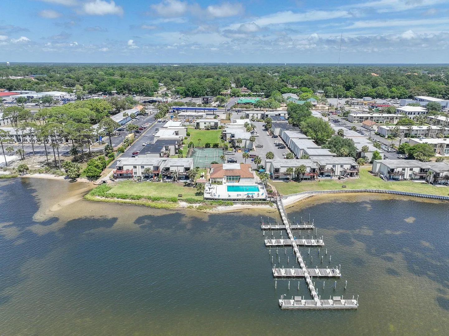 Beautifully remodeled 2 bedroom condo at waterfront complex w/ pool & dock + w/s/g included in th... — Photo 2