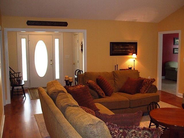 BEAUTIFUL LAMINATE WOOD FLOORS