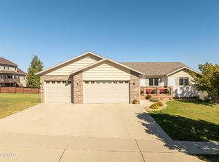 206 Slate Dr, Bismarck, ND 58503