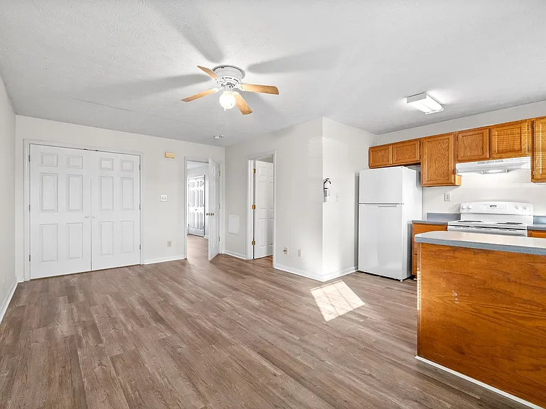 280 Thompsonville Ln #C — Photo 3