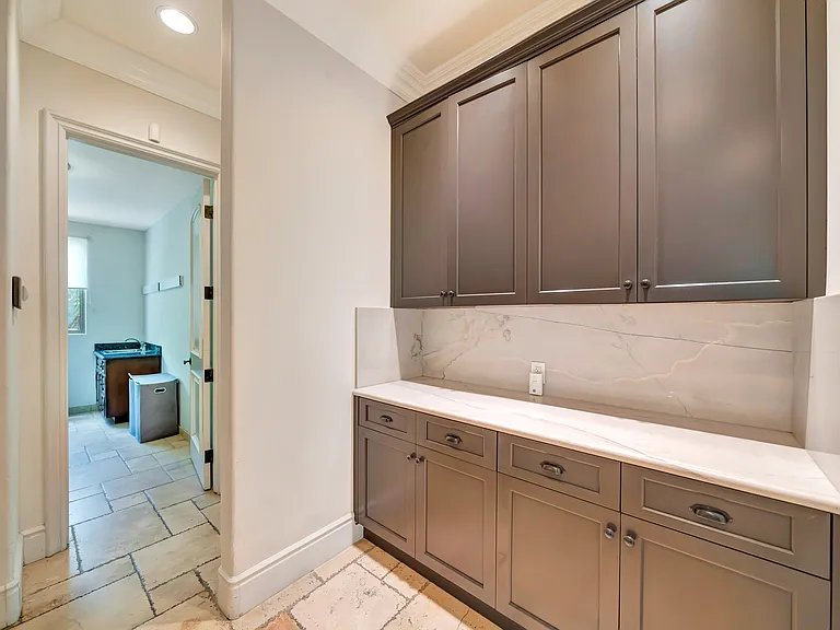 4820 Valjean Ave — Photo 33