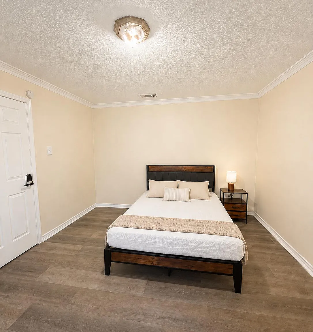 4 bed, 3.0 bath, 2771 sqft, $975 — Photo 1