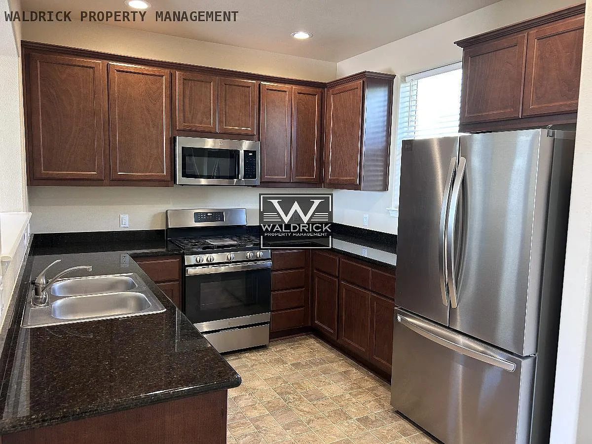 4 bed, 2.5 bath, 1833 sqft, $3,995 — Photo 3