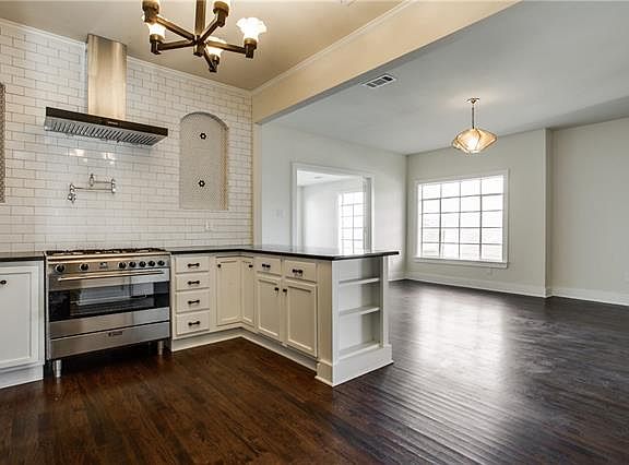 4th image of 2733 South Blvd