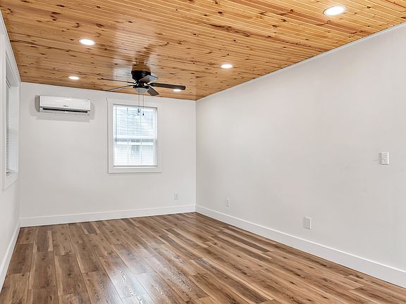 5th image of 208 Spurr St