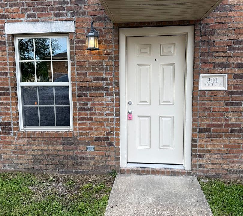 1st image of 301 Plum St #Townhouse 3