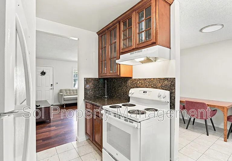 426 Swift St — Photo 9