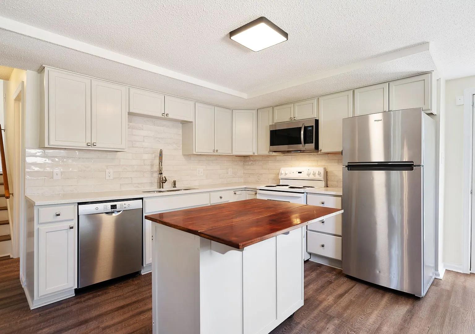Renovated 3 bed/2 bath with spacious backyard close to downtown. — Photo 2