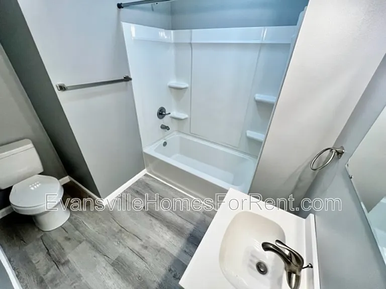 907 E Broadway St — Photo 8