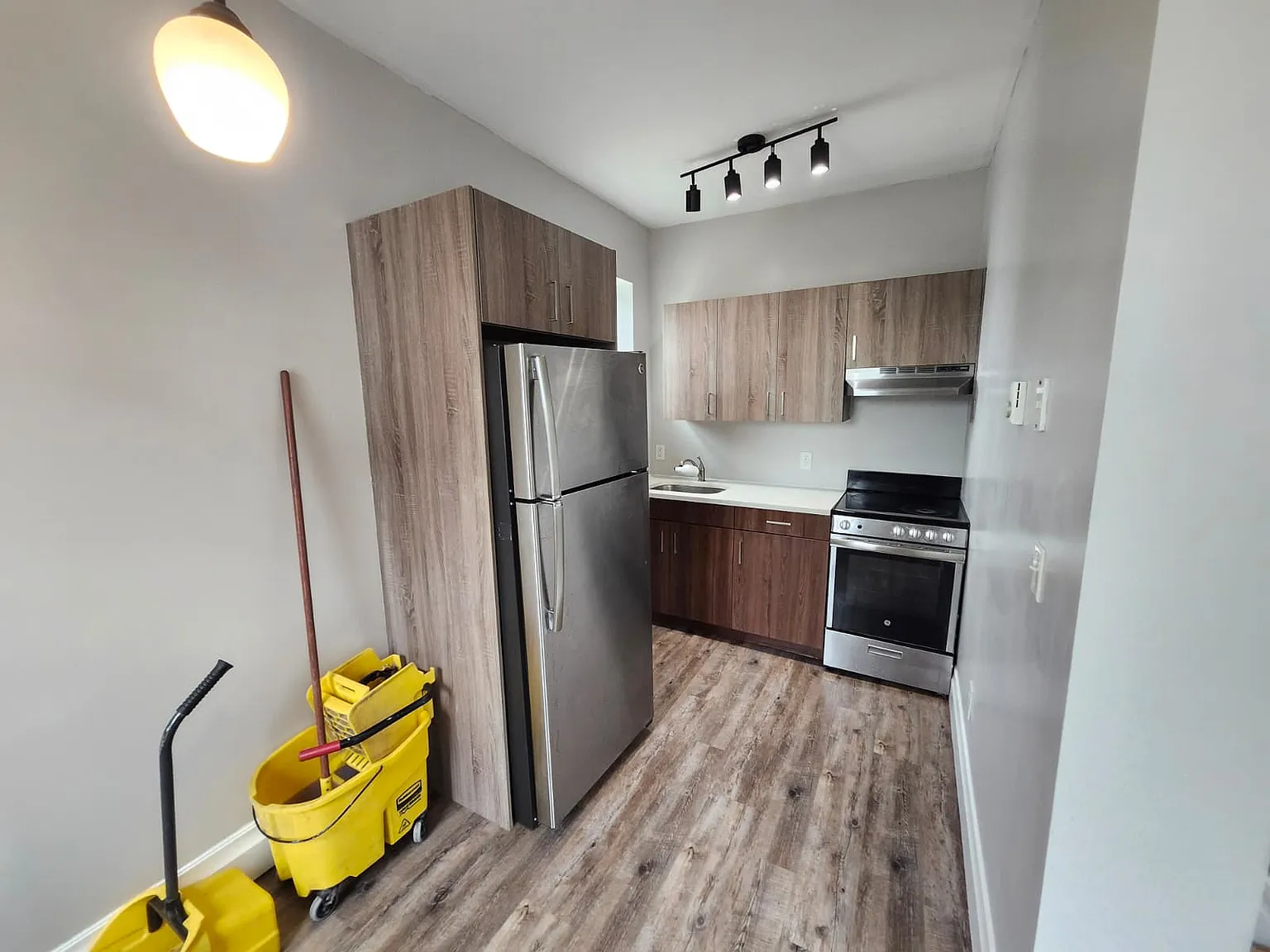 105 N Grove St — Photo 1