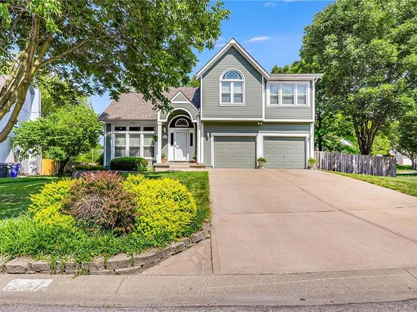 12597 S Alcan Cir, Olathe, KS 66062