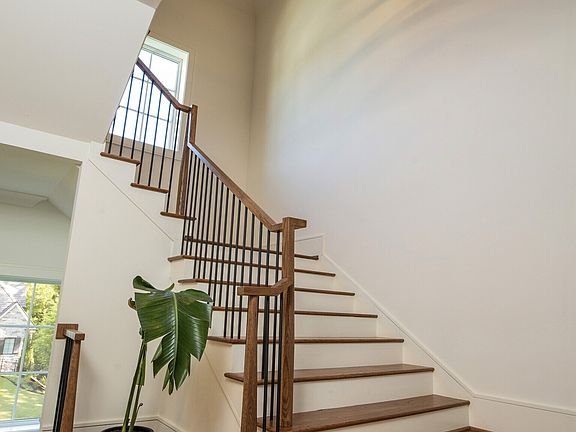 4th image of 840 Kenry Ct NE