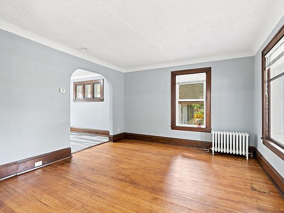 5th image of 3014 Russell Ave N