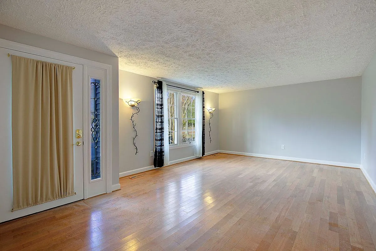 3 bed, 2.5 bath, 1936 sqft, $3,100 — Photo 2